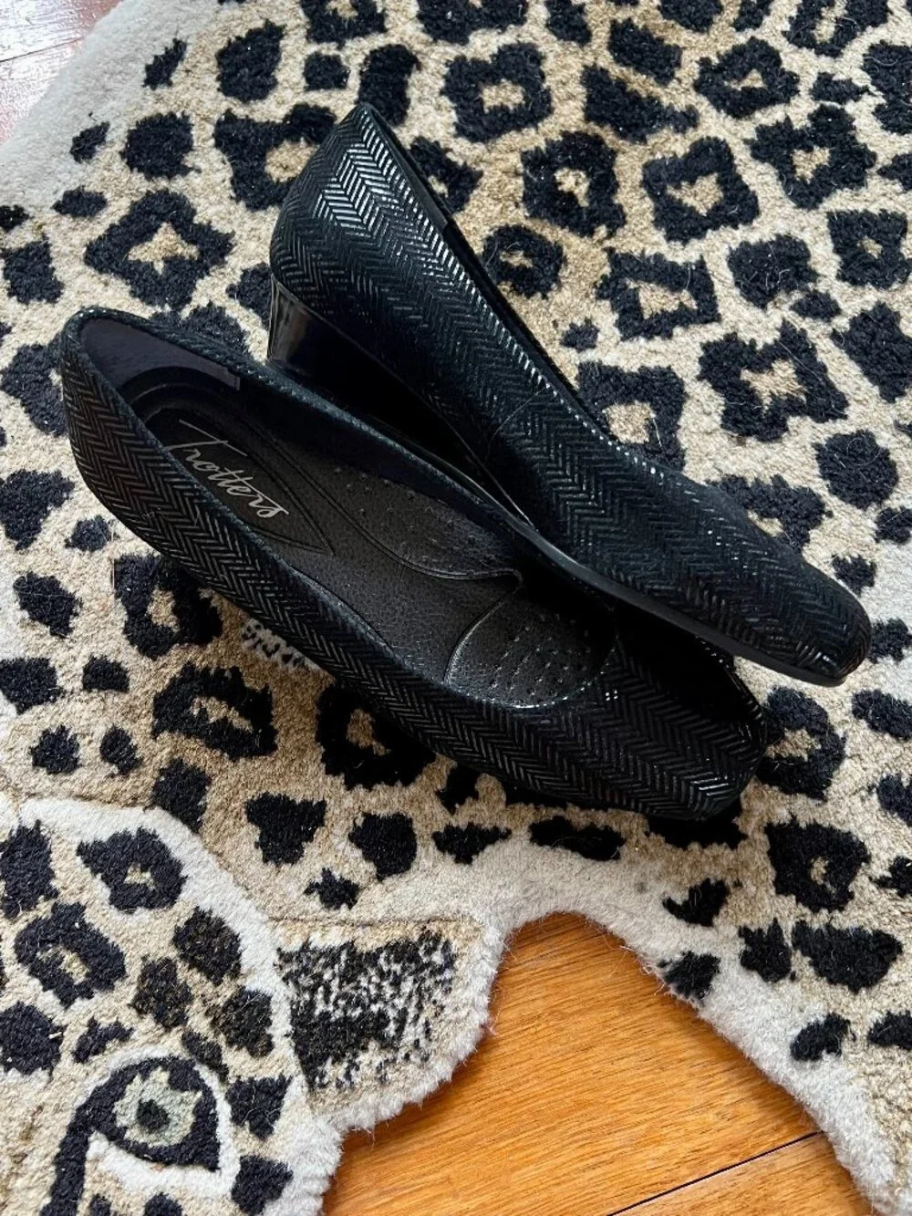Trotters Black Lauren Wedge Size 5.5